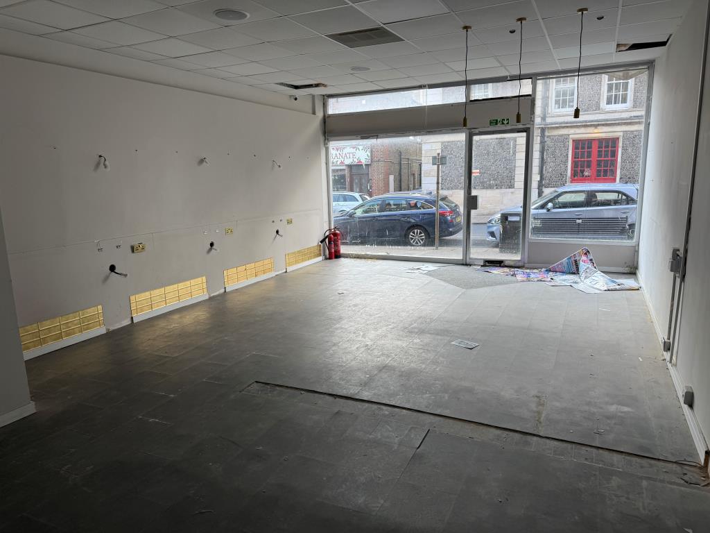 Lot: 96 - FREEHOLD VACANT SHOP AND MAISONETTE IN NEED OF REFURBISHMENT AND REPAIR -